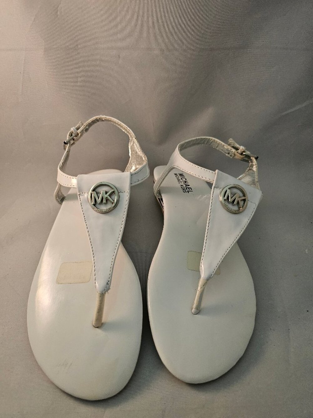MIchael Kors Woman's White Perry Lock Thong Sandals. Like New!